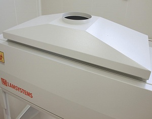 Exhaust hood for connecting the cabinet to the external exhaust system